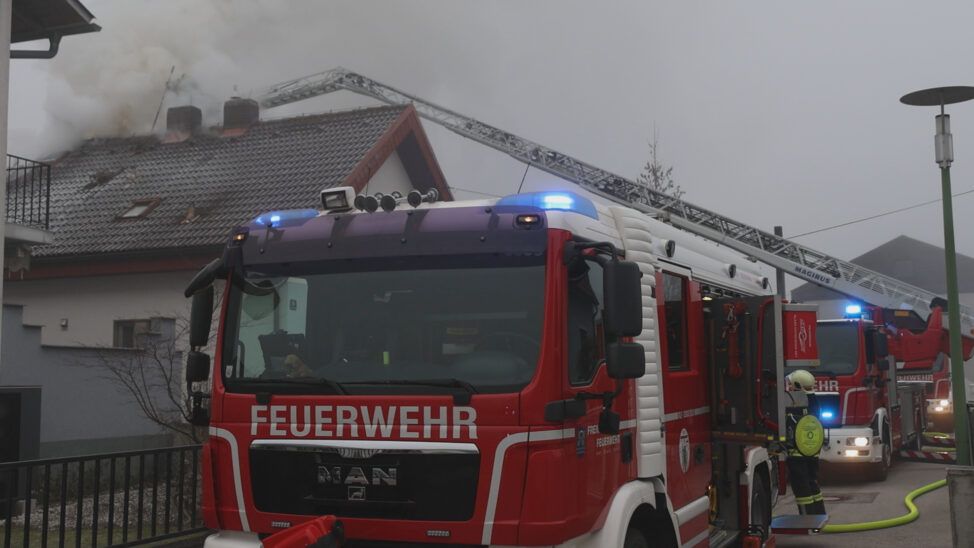 Dachstuhlbrand: Schwieriger Einsatz für die Feuerwehr bei Brand eines Wohnhauses in Wels-Pernau